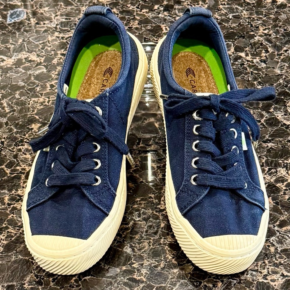 Cariuma OCA low navy canvas sneaker size 6